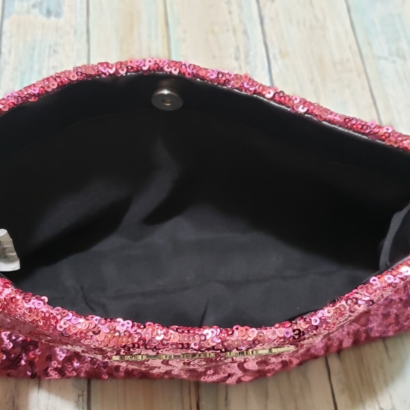 Victoria's Secret Sequenced Clutch. - Picture 5 of 9
